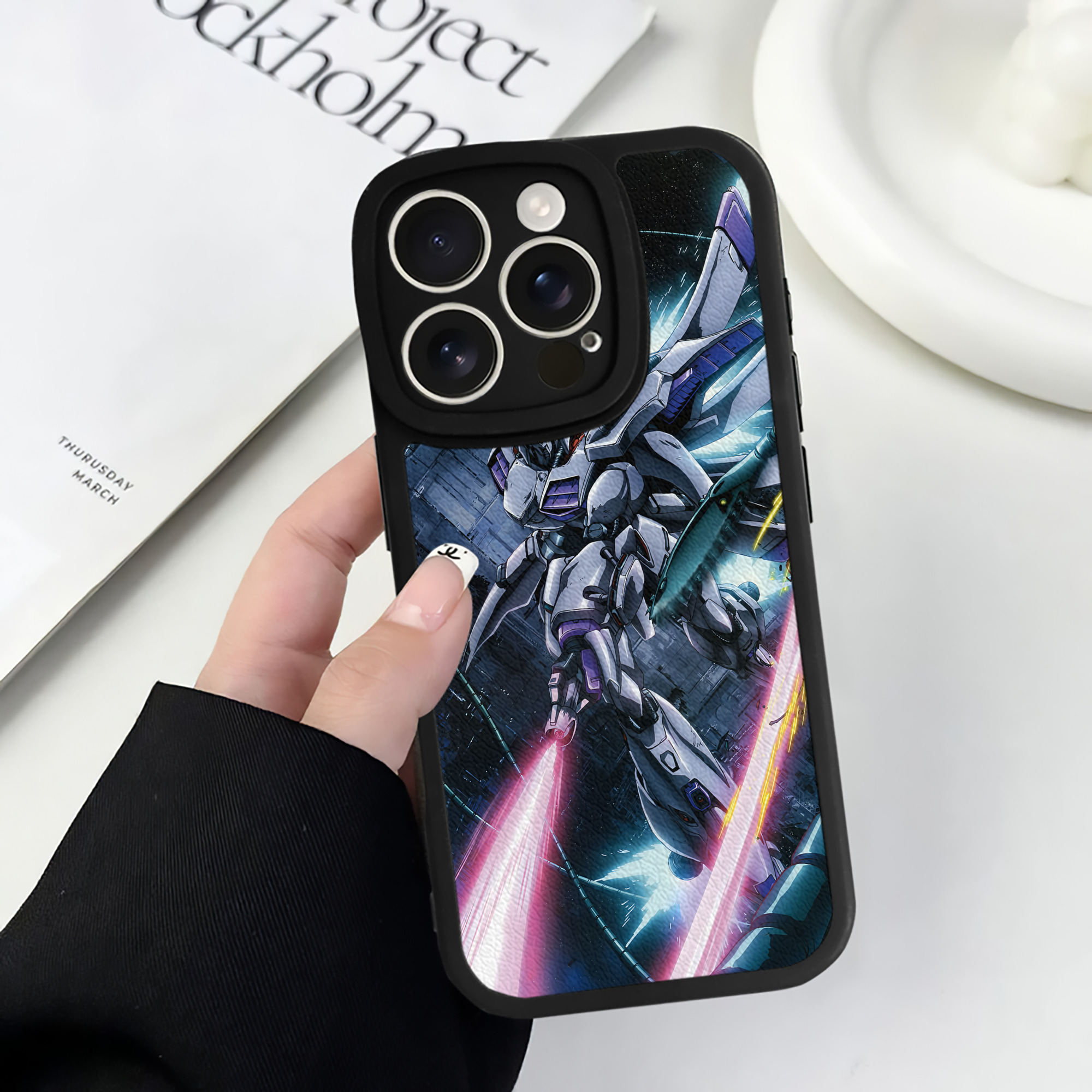 （画像用） 機動戦士ガンダム Mobile Suit Gundam 【iPhone 16シリーズ対応】シリコンスマホケース（レザー調） 材質：シリコン
